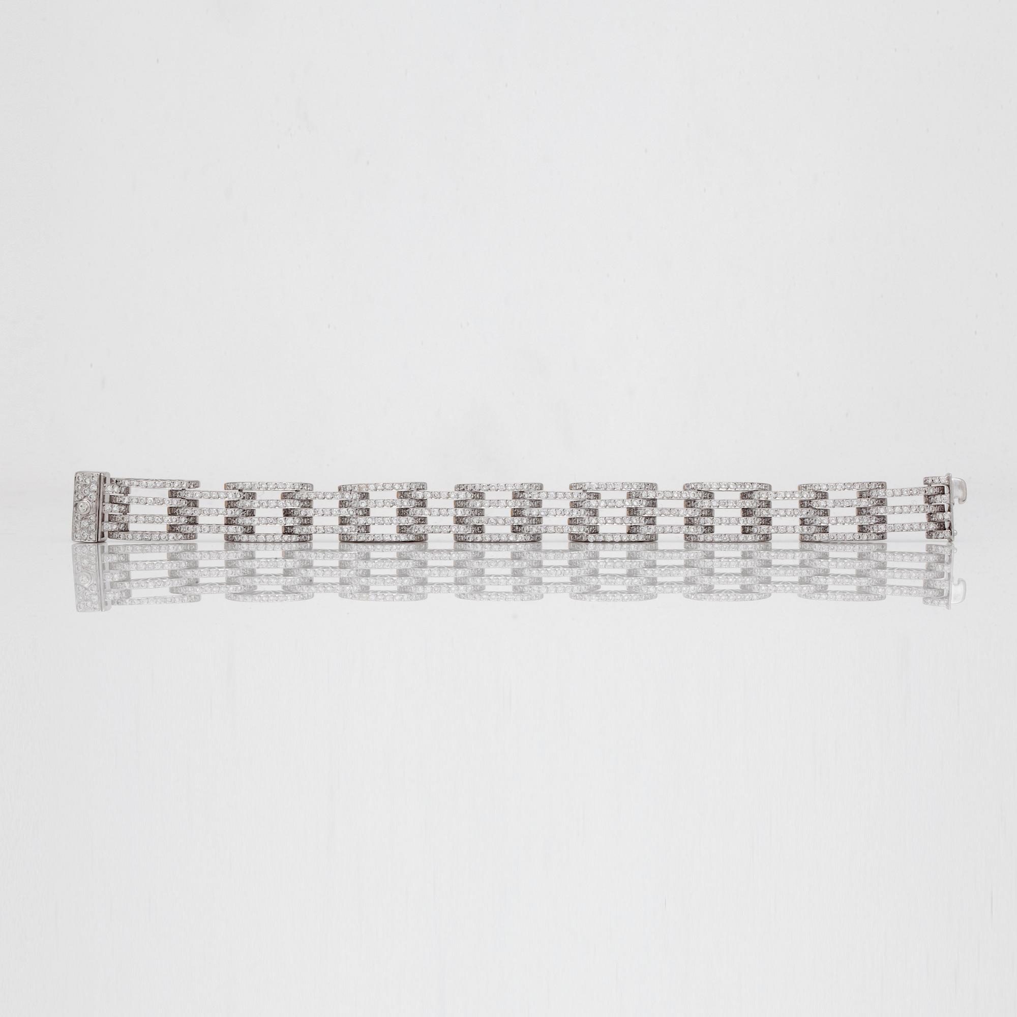 A circa 5.00ct brilliant-cut diamond bracelet.