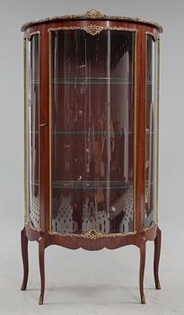 VITRINSKÅP, Louis XV-stil, 1900-tal.