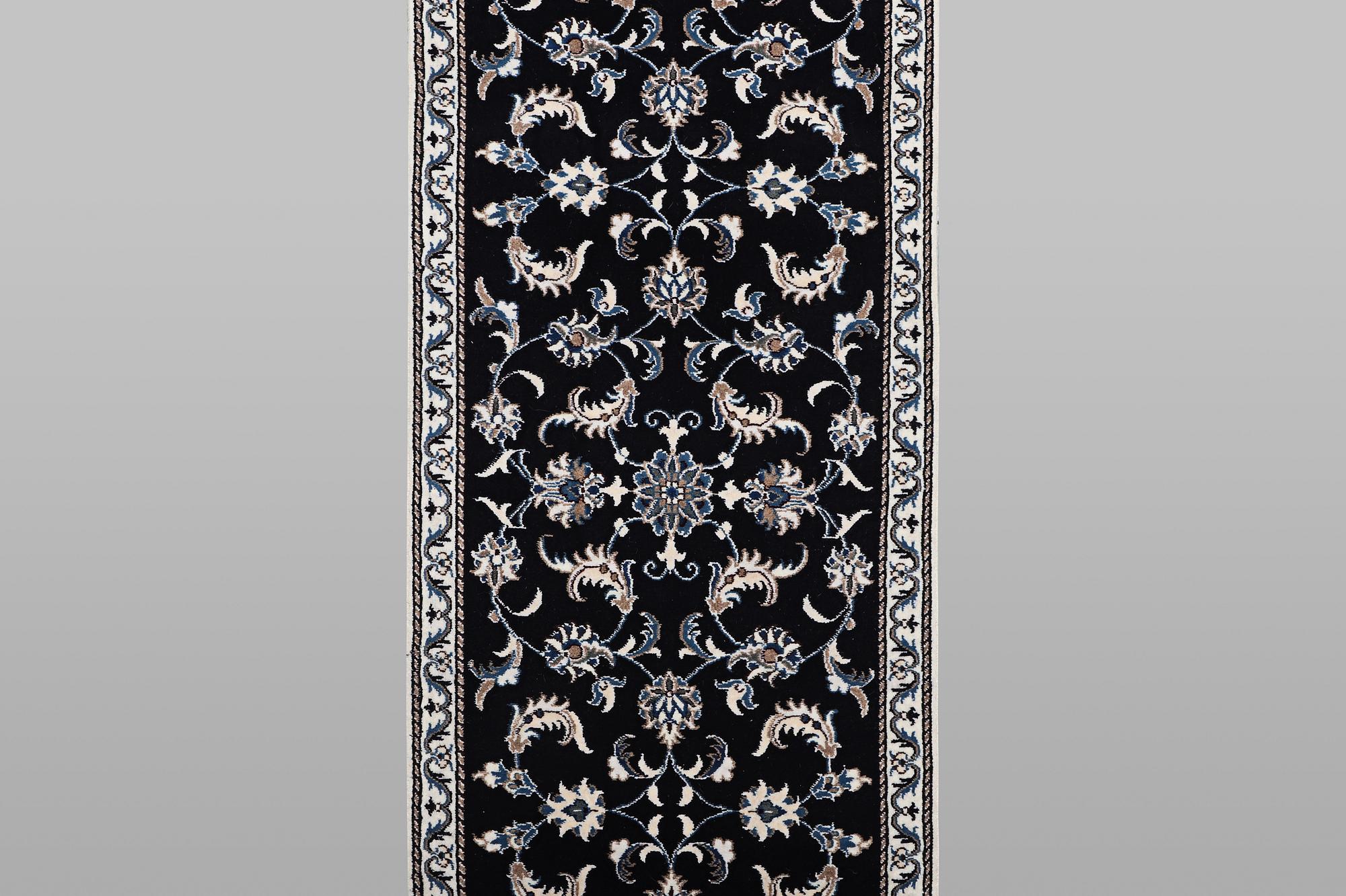 Gallerimatta, Nain, part silk, ca 293 x 77 cm.