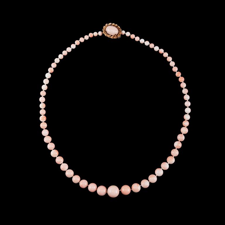 A NECKLACE, light coral 5,5 mm - 14,5 mm. Golden clasp.