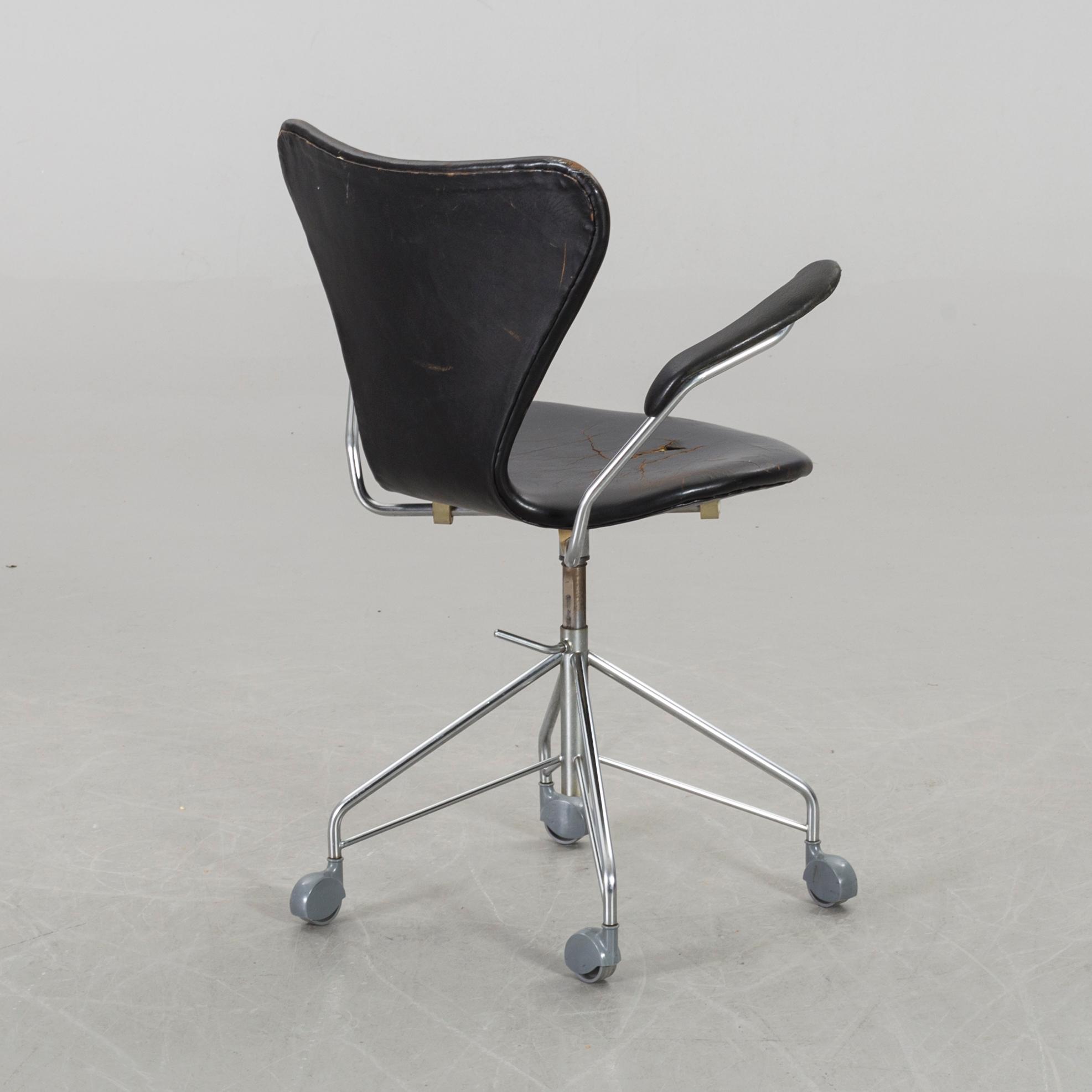 ARNE JACOBSEN, A Sjuan  armchair on wheels.