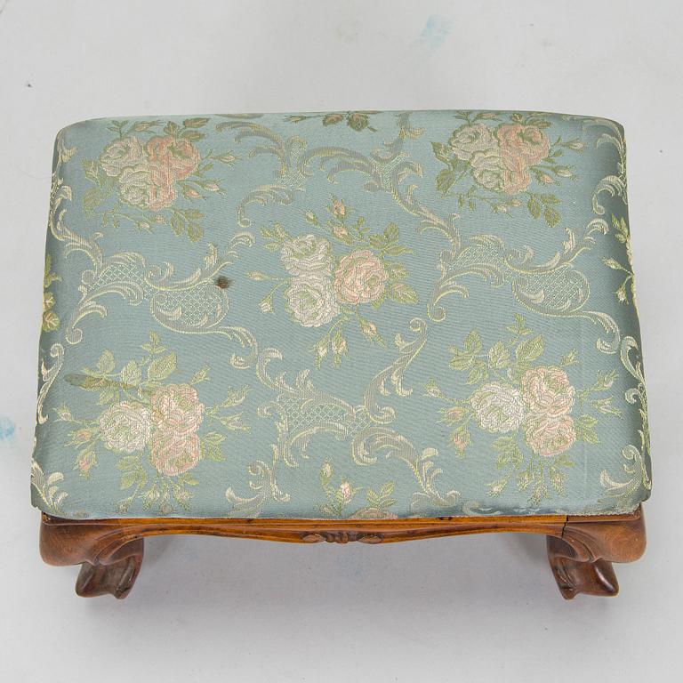 Fåtöljer, ett par och fotpall, 1900-talets mitt.