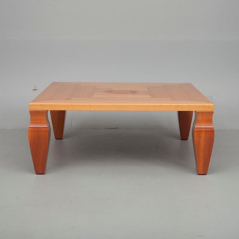 SOFFBORD, "Tetra" Léon Krier för Giorgetti, modellen formgiven 1993.