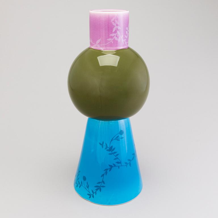 HEINI RIITAHUHTA, maljakko, posliinia, "Karpalo", signeerattu Heini Riitahuhta 2004.