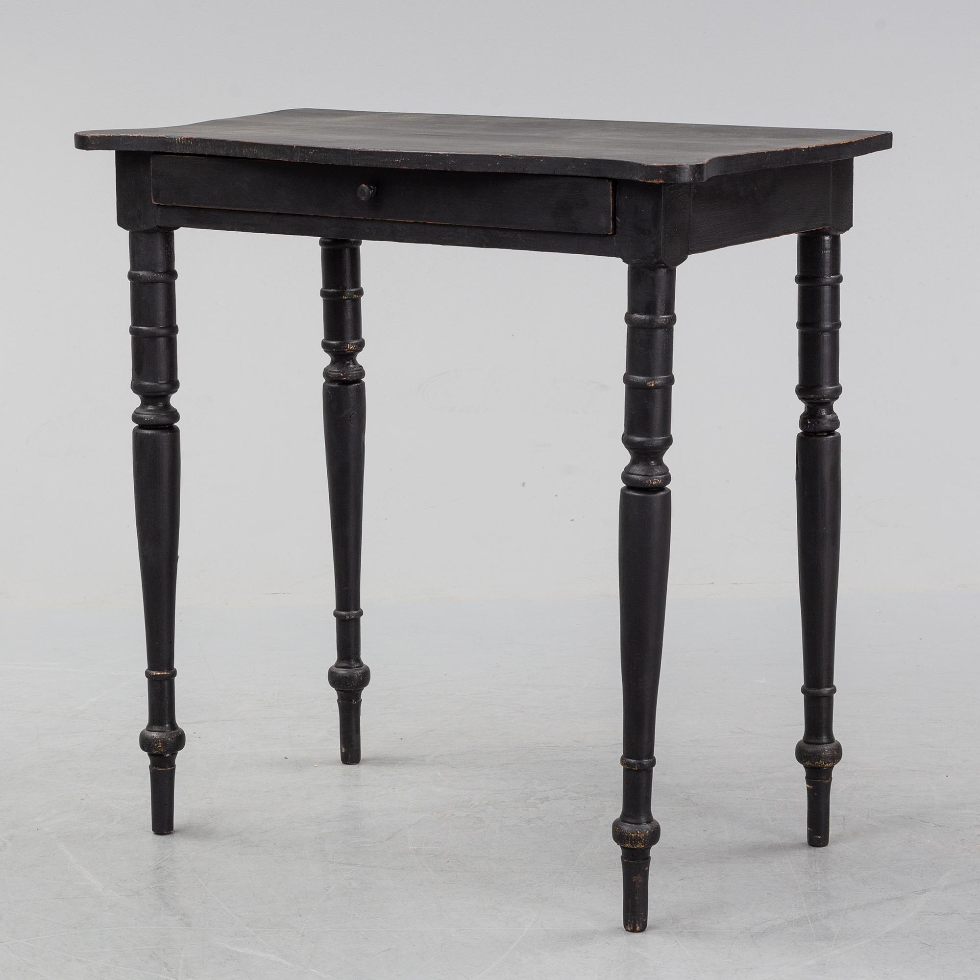 A painted pine table, second half of the 20th Century.