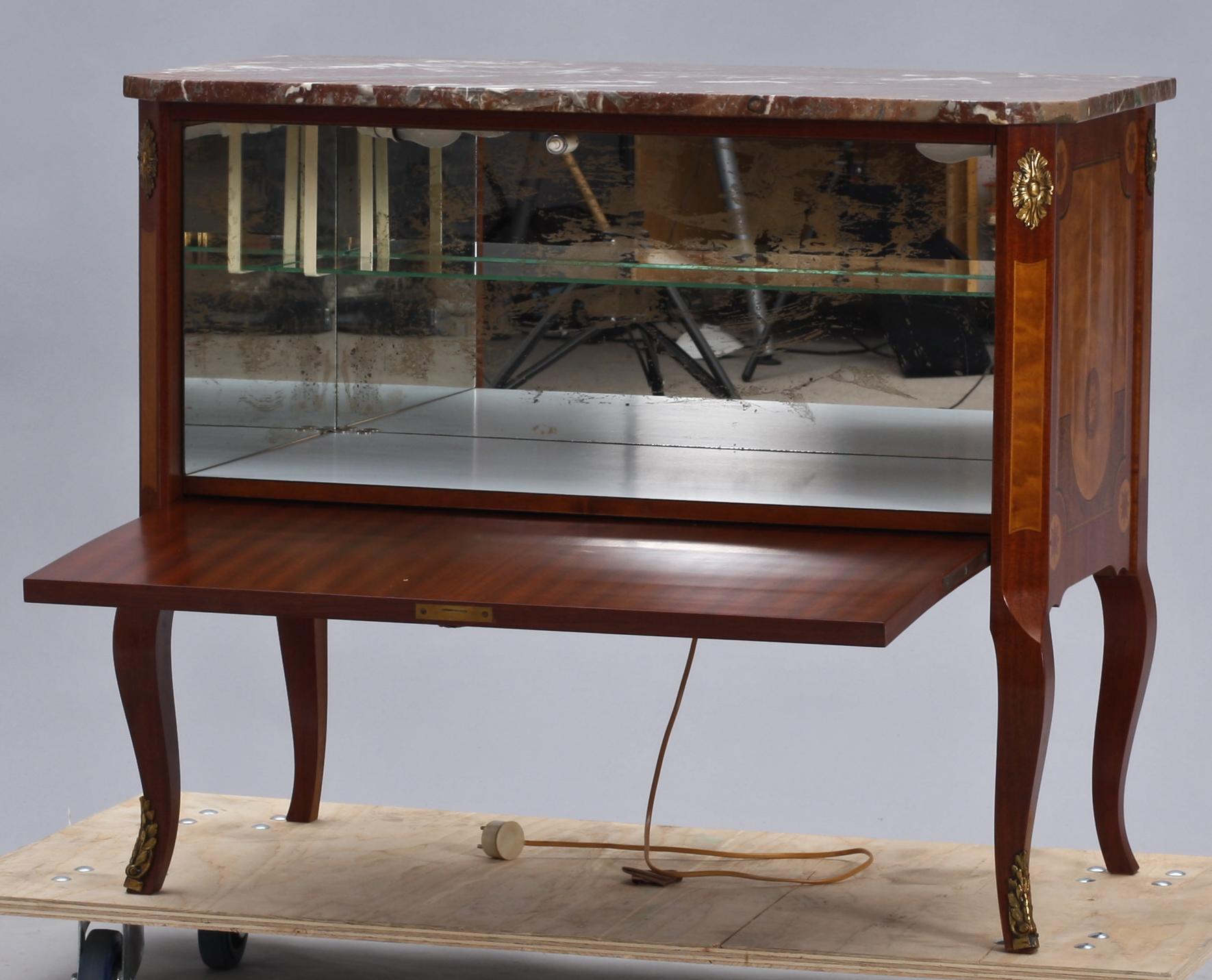 BARSKÅP/BYRÅ, gustaviansk stil, 1900-talets andra hälft.