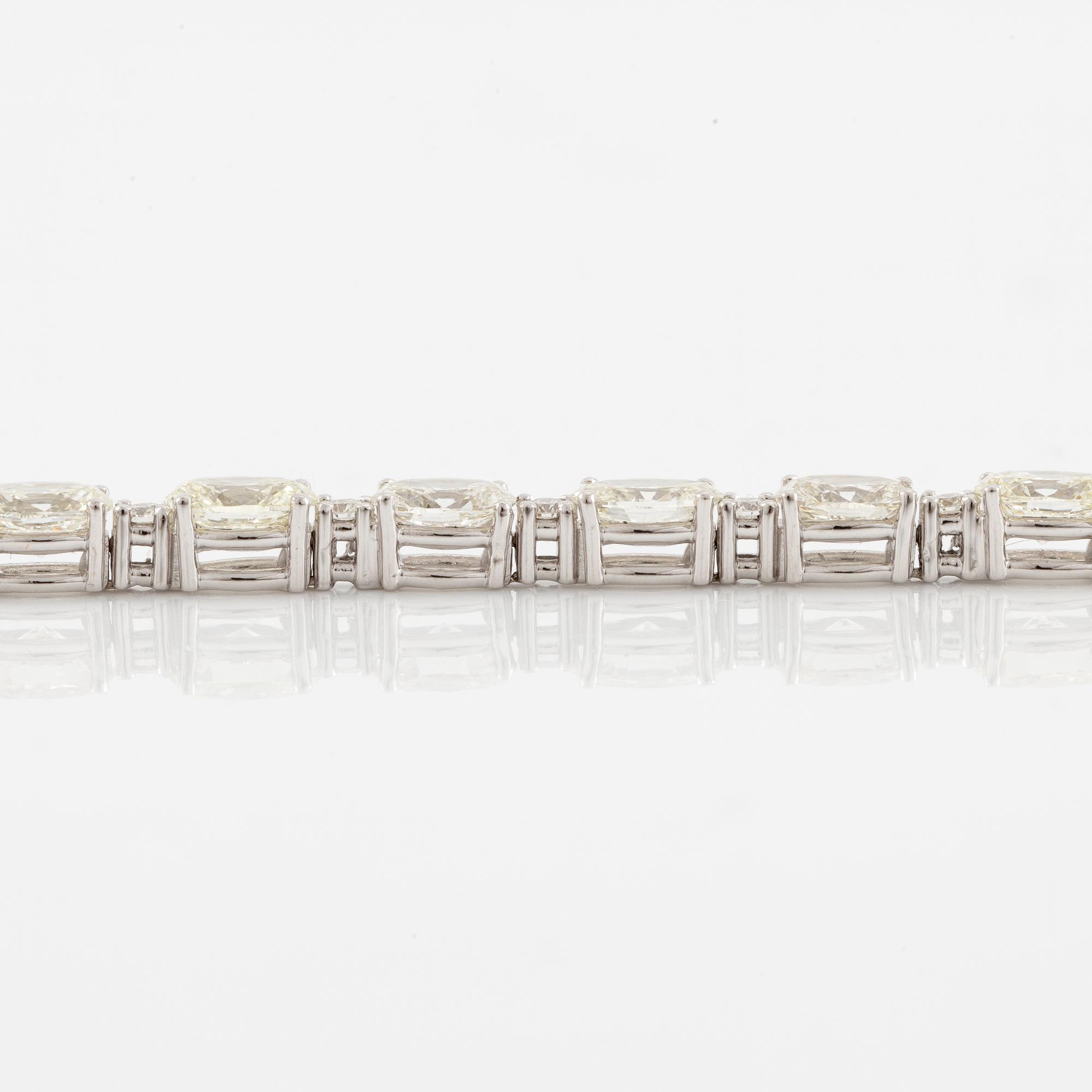 Bracelet 18K white gold with oval and brilliant-cut diamonds.