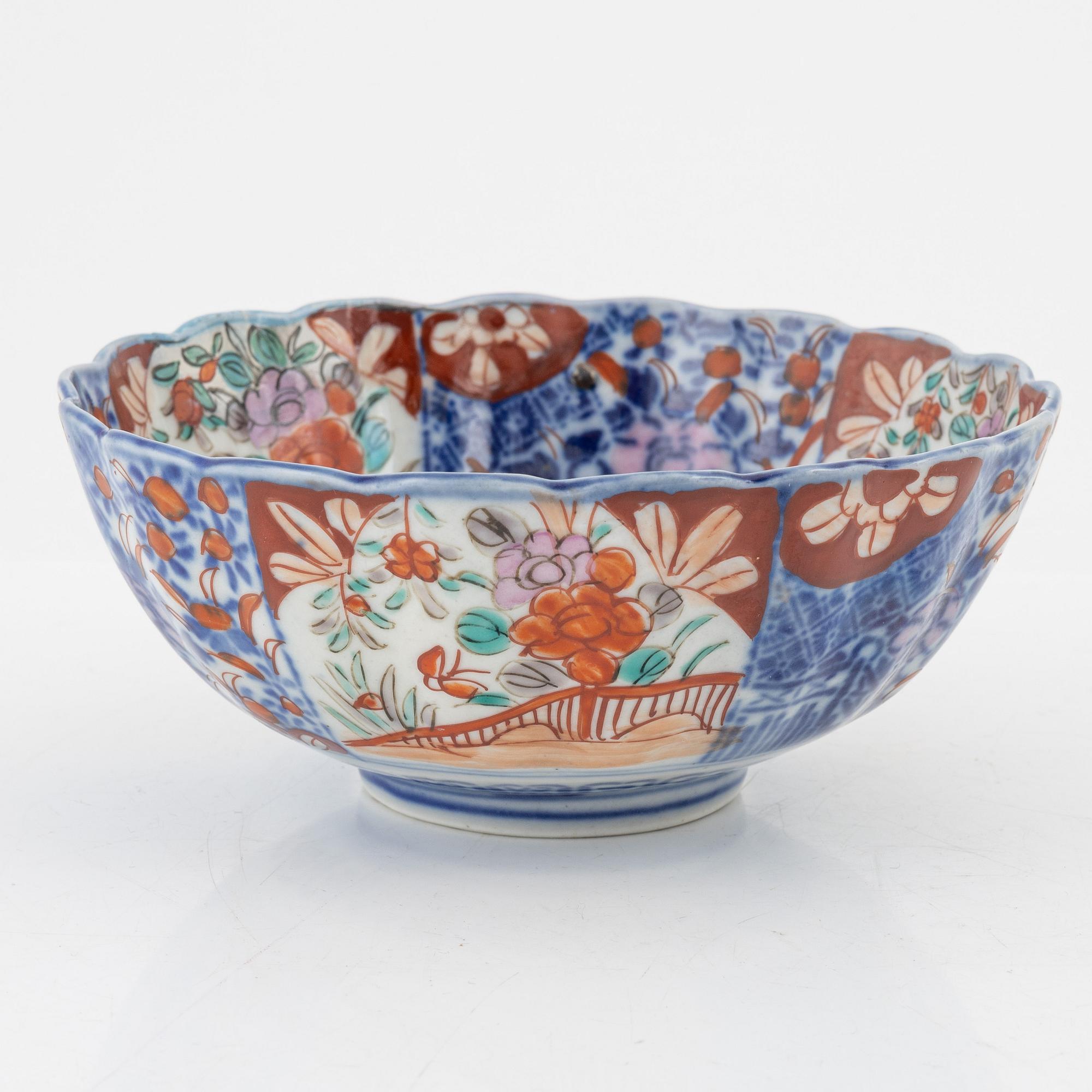Seven pieces of Japanese Imari porcelain, around 1900 and early 20th century.