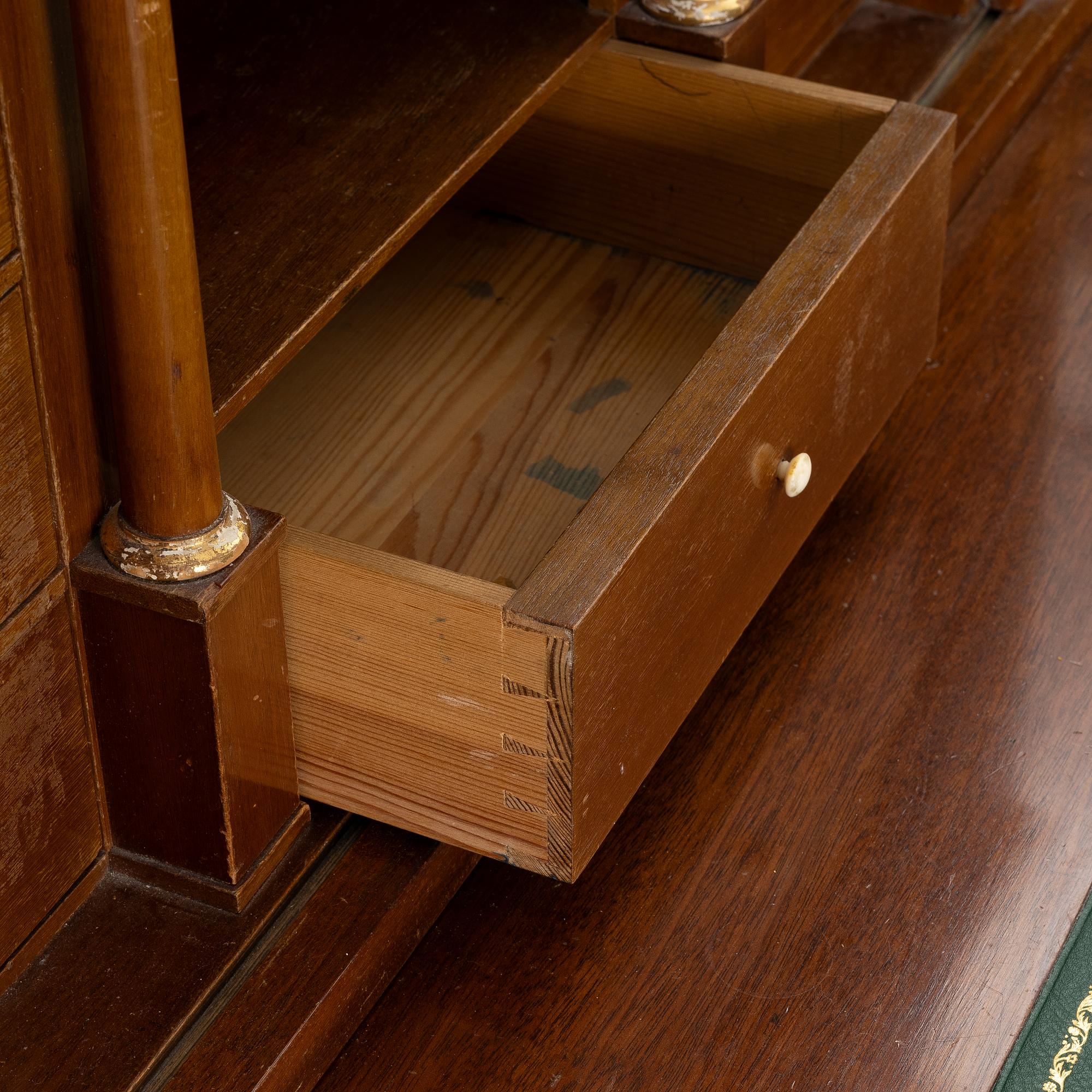 Skrivbord med uppsats, gustaviansk stil, 1900-tal.