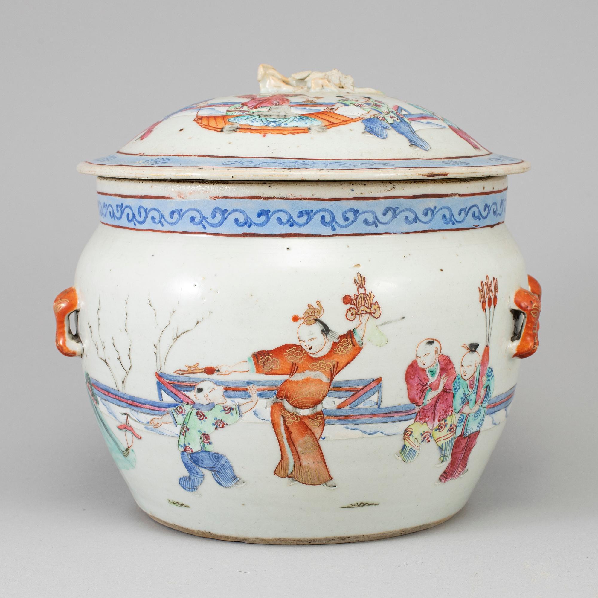 URNA med LOCK, porslin. Qingdynastin, sent 1800-tal.