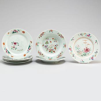 TALLRIKAR, sju stycken (4+2+1), kompaniporslin. Qingdynastin, Qianlong (1736-95).