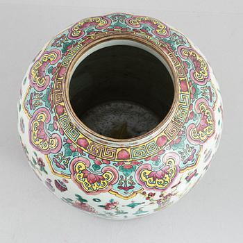 A Chinese famille rose porcelain urn with cover, late Qing dynasty / early 20th century.