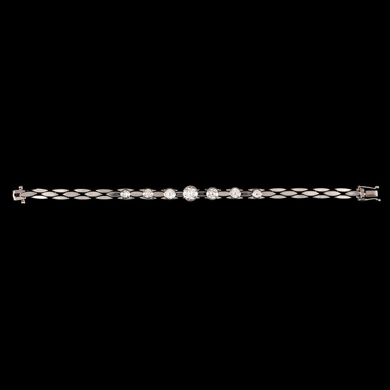ARMBAND, 18 k vitguld, briljantslipade diamanter totalt ca 3.10 ct. Total vikt ca 17,9 g.