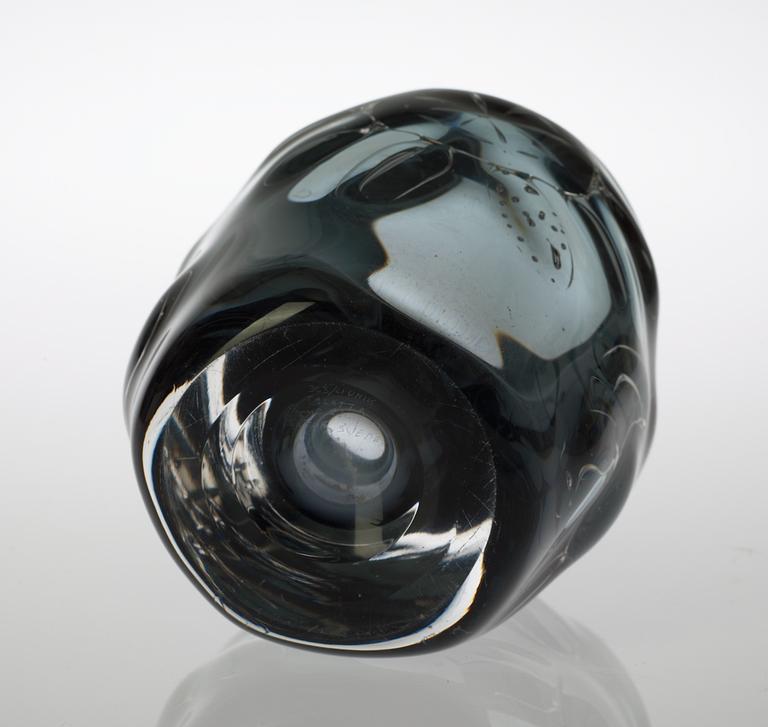 A Bengt Edenfalk 'Talatta' glass vase, Skruf 1961.