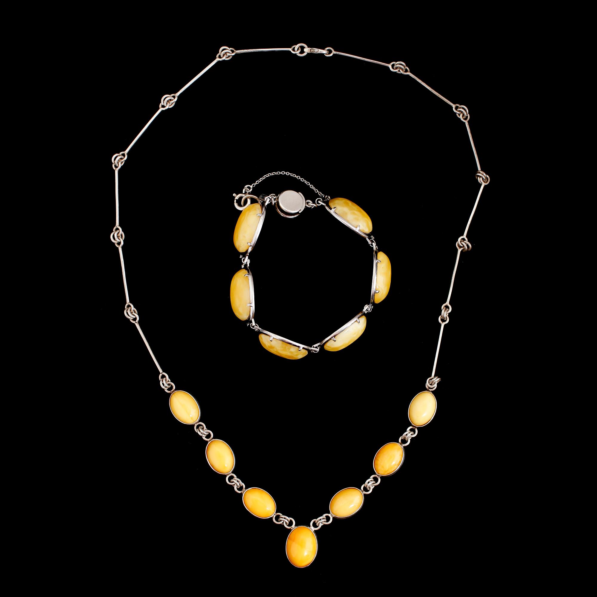 HALSBAND SAMT ARMBAND, gul bärnsten och silver, 1900-talets andra hälft.