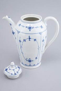 SERVISDELAR, 39 delar, porslin,  "Musselmalet", Porsgrund samt Royal Copenhagen, Norge och Danmark, 1900-tal.