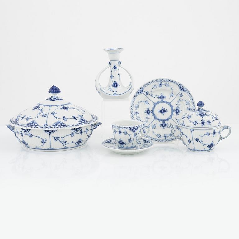 Servisdelar, 20 st, porslin, "Musselmalet", Royal Copenhagen och Bing & Gröndahl, Danmark.