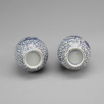 VASER, ett par, porslin Kangxi-stil, 1800-tal.