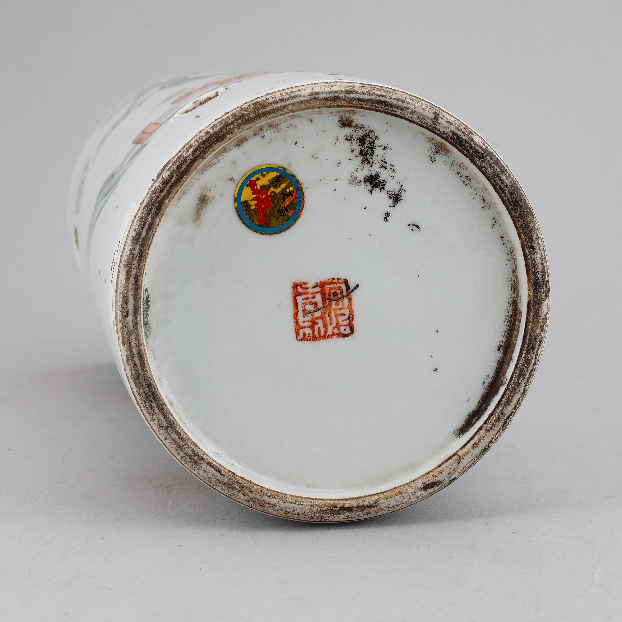 A Chinese famille rose porcelain hat stand, first half of the 20th century.