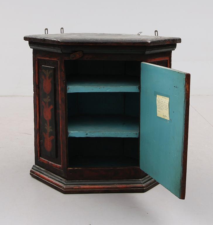 HÖRNHÄNGSKÅP, allmoge, 1700-/1800-tal.