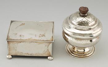CIGARETTSKRIN samt LOCKSKÅL, silver, 1900-talets första hälft. Lockskålens vikt ca 16 gram.