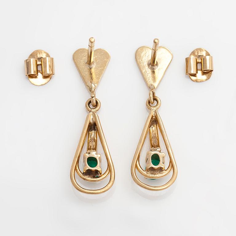 A pair of ca 15K gold earrings with emeralds.