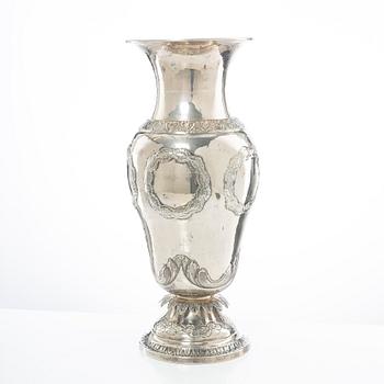 Lale Silverware & Co Ltd, a large sterling silver vase, Istanbul, Turkey 20th century.