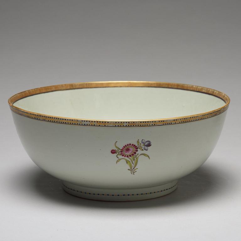 BÅLSKÅLAR, ett par, kompaniporslin. Qingdynastin, 1700-tal.