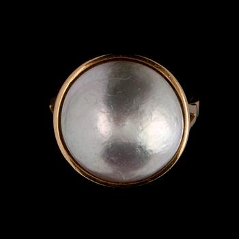 COLLIER, ÖRHÄNGEN SAMT RING, 18k guld samt odlade pärlor, delvis Jack Snarberg, Stockholm. Vikt 24 g.