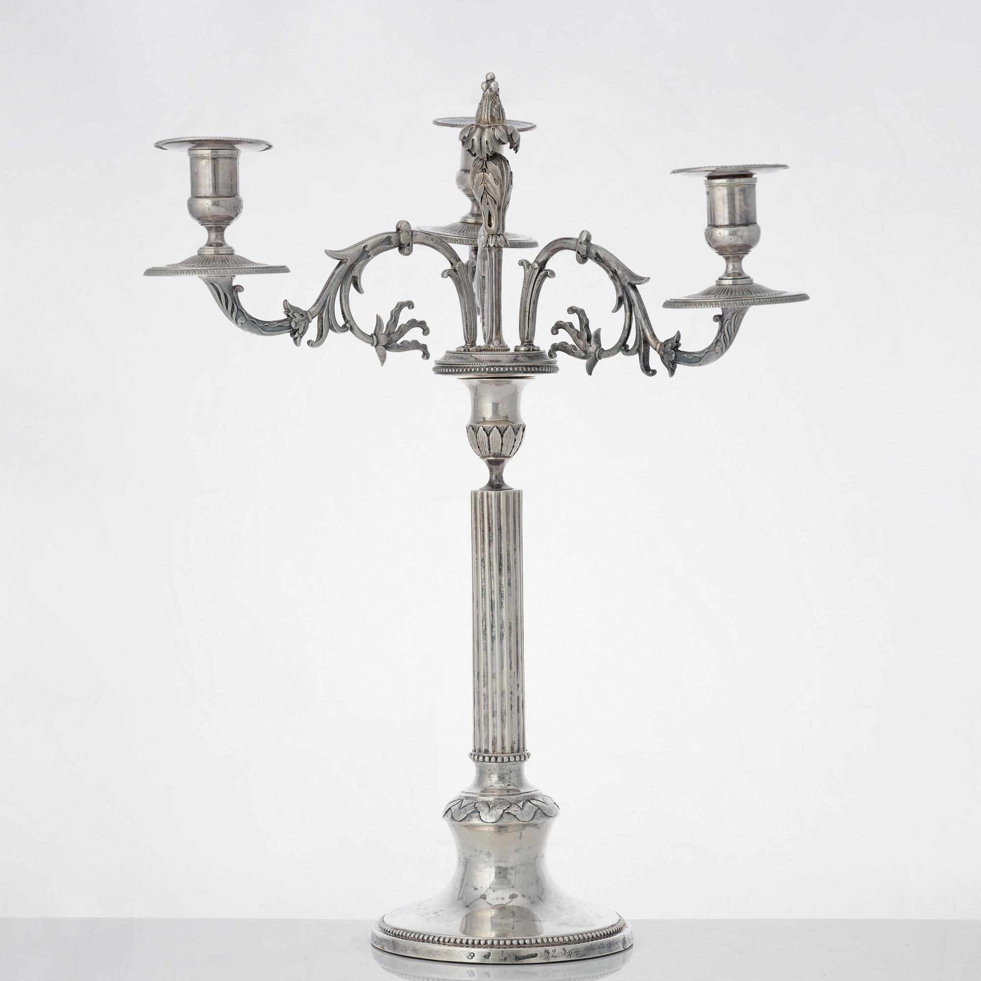 Anders Isleben, kandelabrar för tre ljus, ett par, silver, Norrköping 1793. Gustavianska.