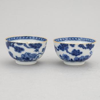 A pair och Chinese blue and white porcelain cups, Qianlong (1736-95).