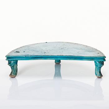 A turquoise glazed table/stand, Qing dynasty, Kangxi (1662-1722).