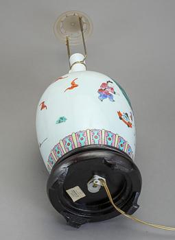BORDSLAMPA, porslin, Kina, 1900-tal.