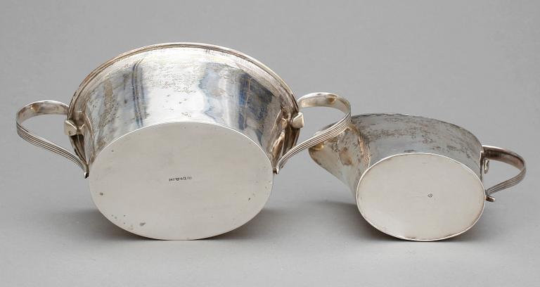 GRÄDDKANNA och SOCKERSKÅL, silver, Silvervarufabriken J.Grönroos, Kristianstad, 1929. Tot vikt 255 gram.