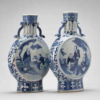 PILGRIMSFLASKOR, 2 snarlika. Porslin, Kina, 1900-talets början.