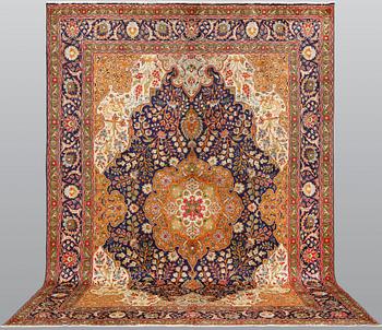 A pictoral Tabriz carpet, ca 403 x 282 cm.