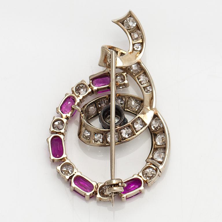 An 18K white gold and silver brooch with old-cut diamonds ca.3.90 ct in total and rubies.