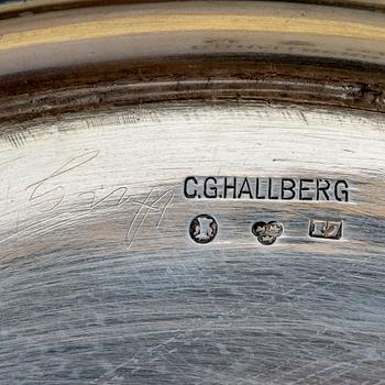 A Swedish 20th century set of 2 silver bowls mark of C.G.Hallberg Stockholm 1908, weight 850 gr, diam 20,5, height 8 cm.