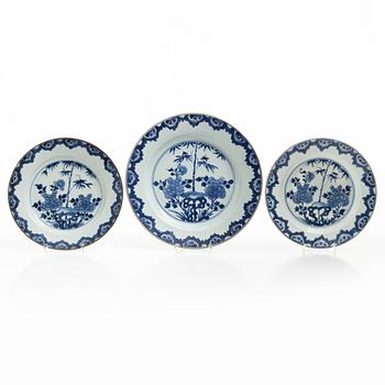 A matching set of two blue and white export porcelain plates and a charger, China, Kangxi (1662-1722).