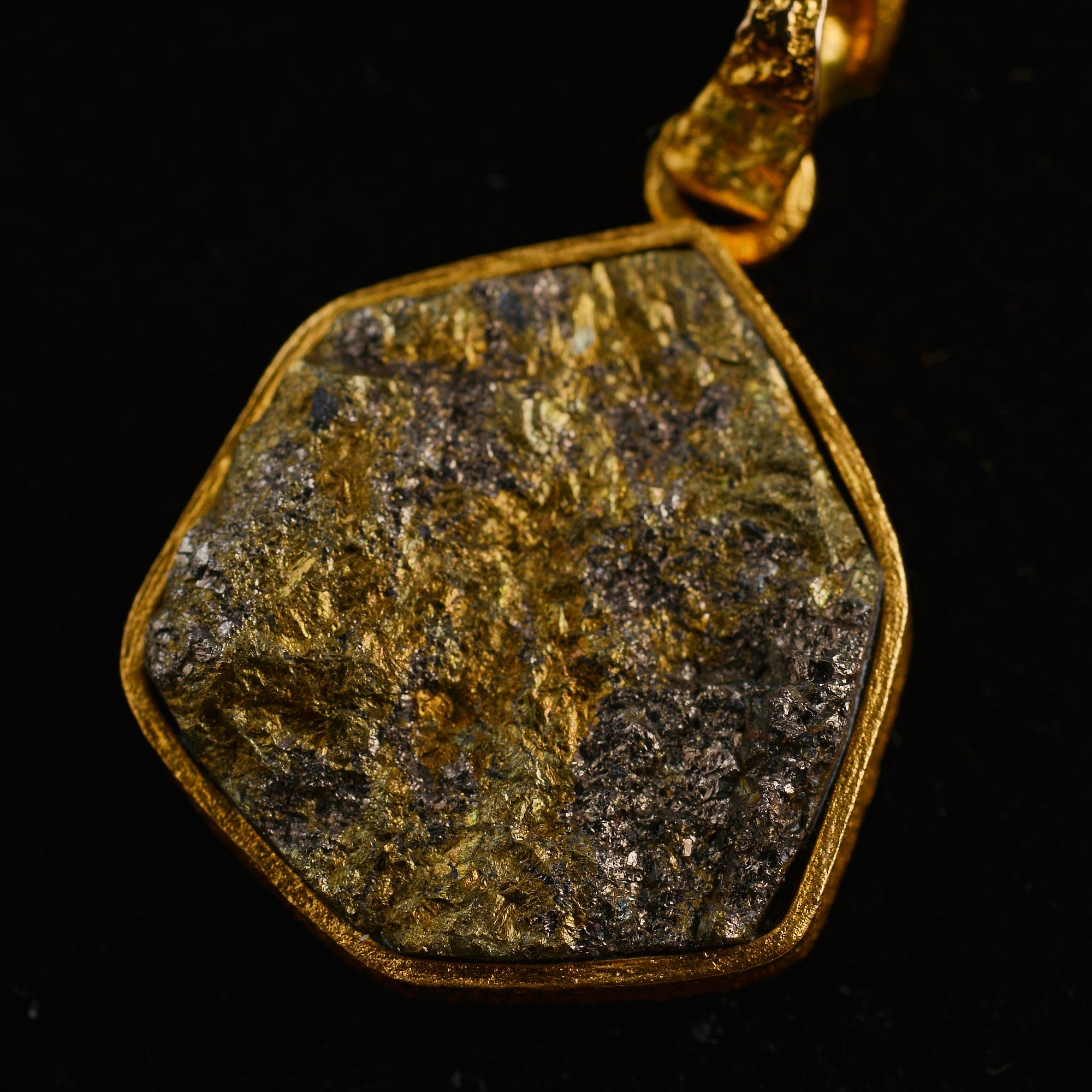 Björn Weckström, HÄNGSMYCKE, guld 14K samt kopparmalm, "Joik", Lapponia 1974. Vikt 16,3 g.