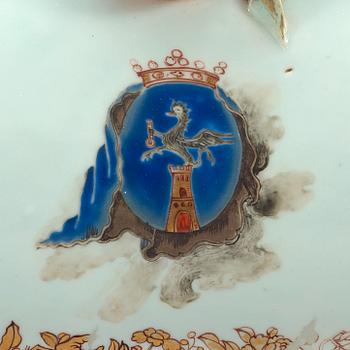 TERRIN med LOCK samt FAT, vapenporslin. Qing dynastin, Qianlong (1736-95).
