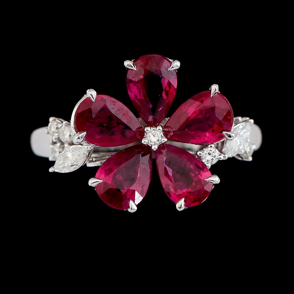 RING, 18K vitguld, rubiner tot ca 2.90 ct, diamanter tot ca 0.20 ct.
