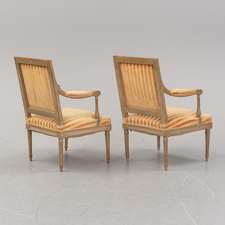 Karmstolar, ett par, Directoire-stil, omkring år 1900.
