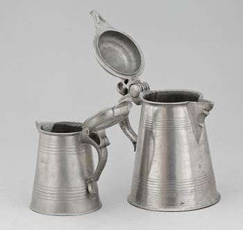 SKÄNKKANNA SAMT STOP, 2 st, tenn,Zadok Bergenholtz, Vimmerby, 1801 samt Erik Wikgren, Nyköping, 1820.
.