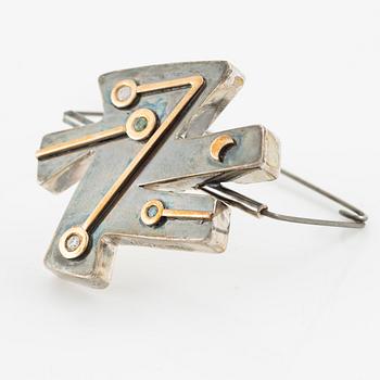 Jan-Christer Lundqvist, brooch, silver with decoration in gold and diamonds, Skövde.