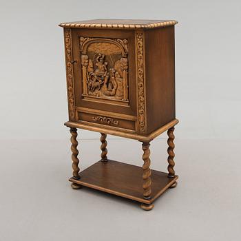 BESTICKSCHATULL, renässansstil, 1900-talets första hälft.