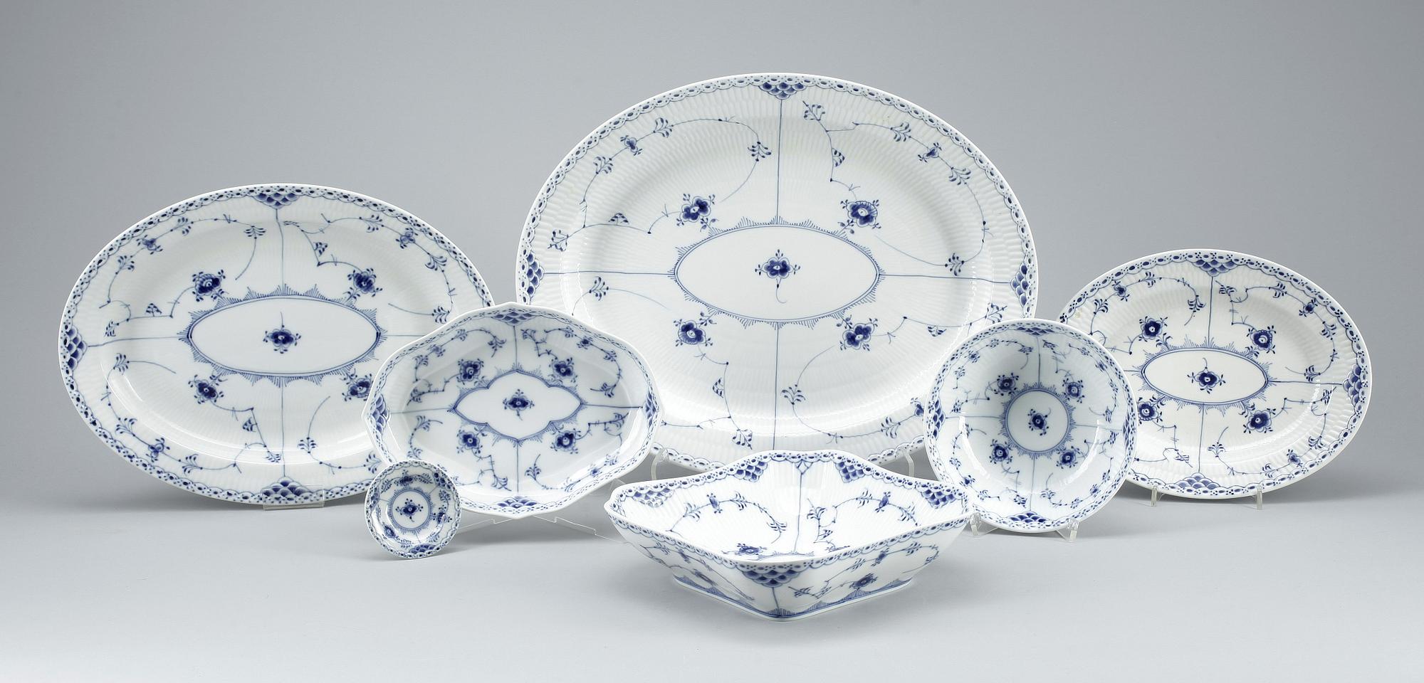 SERVISDELAR, 84 delar, porslin, "Musselmalet" Royal Copenhagen.