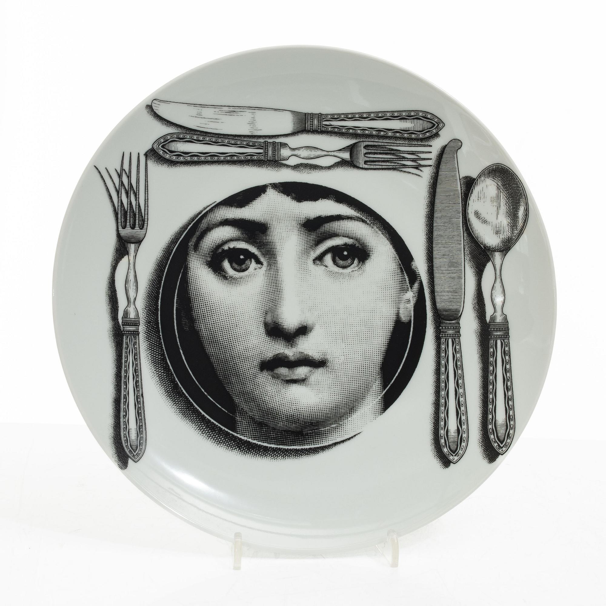 Piero Fornasetti, tallrikar, 2 st, porslin, "Tema e Variazioni", Milano, Italien.