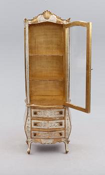 VITRINSKÅP, rokokostil, 1900-talets andra hälft.