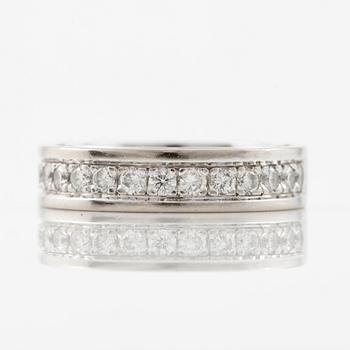 Ring 18K guld med runda briljantslipade  diamanter.